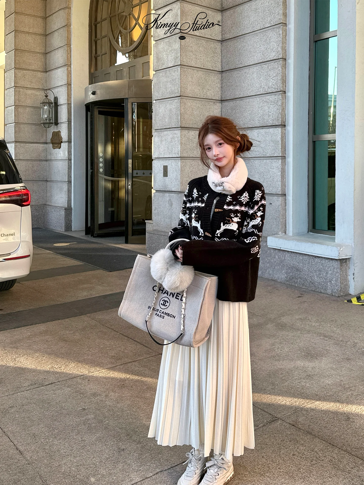 KIMYY Gold | Soft Knitted Sweater Coat with Deer Pattern for Skiing Season Button up Cardigan Long Sleeve Regular Fit Knitwear
KIMYY Gold | Soft Knitted Sweater Coat with Deer Pattern for Skiing Season Button up Cardigan Long Sleeve Regular Fit Knitwear