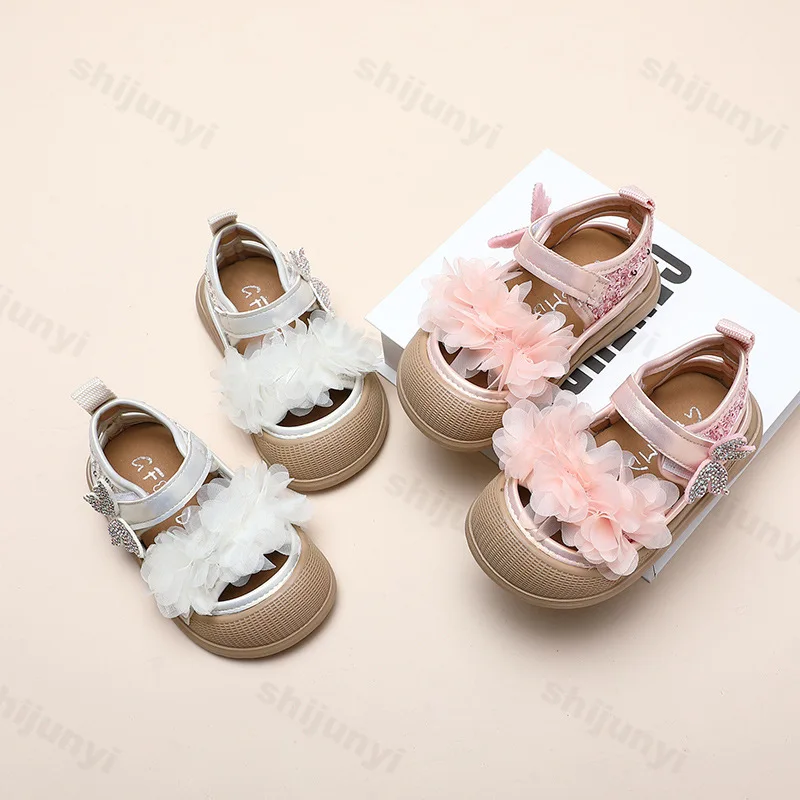 Лето 2023, детские сандалии, пляжная крутая обувь с толстой подошвой и открытым носком, модные детские кроссовки принцессы с кружевом и цветочным дизайном для девочек
Лето 2023, детские сандалии, пляжная крутая обувь с толстой подошвой и открытым носком, модные детские кроссовки принцессы с кружевом и цветочным дизайном для девочек