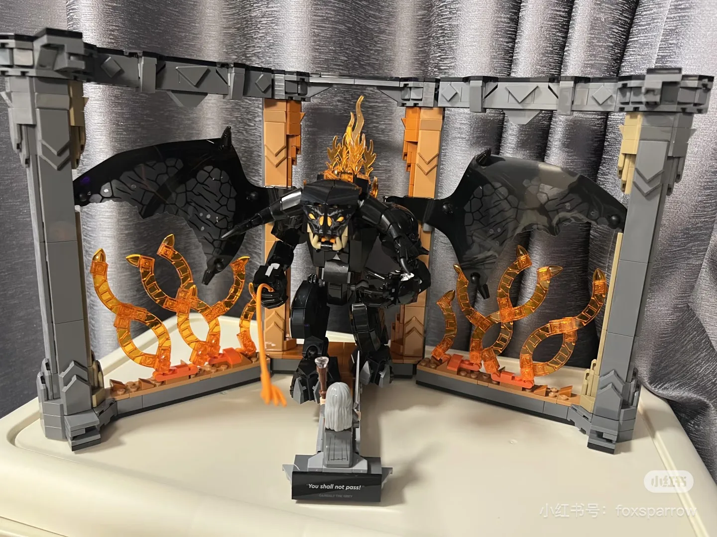 MOC 10367 | Подставка для книг «Балрог» | Строительные блоки, декор для угловой книжной полки, коллекционная фигурка Демона-пламени, идеальный подарок на день рождения и Хэллоуин
MOC 10367 | Подставка для книг «Балрог» | Строительные блоки, декор для угловой книжной полки, коллекционная фигурка Демона-пламени, идеальный подарок на день рождения и Хэллоуин