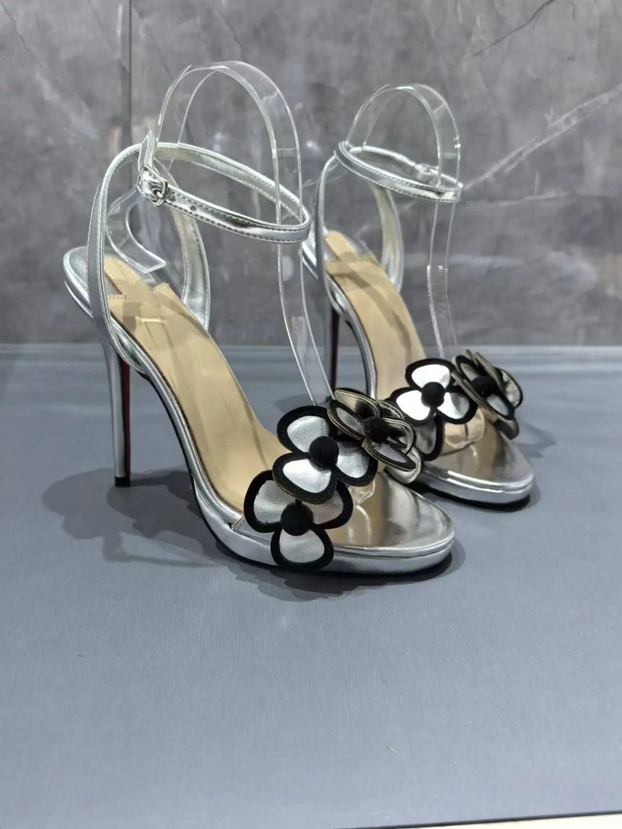 Модные серебряные босоножки на шпильке цвета металлик, эффектные женские туфли на высоком каблуке с цветочным декором и ремешком на щиколотке, вечерние женские туфли 
Модные серебряные босоножки на шпильке цвета металлик, эффектные женские туфли на высоком каблуке с цветочным декором и ремешком на щиколотке, вечерние женские туфли