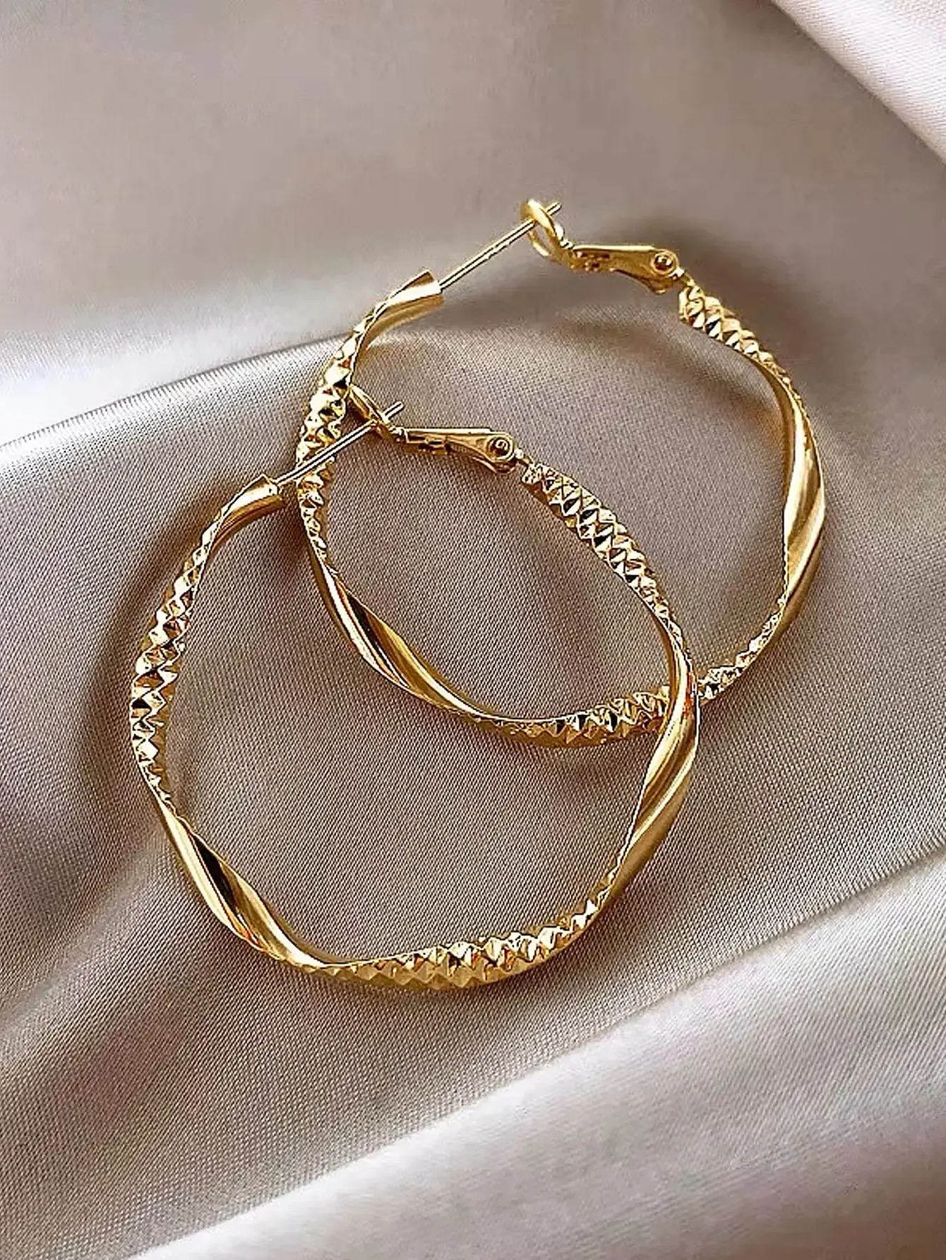 1pair Simple Luxury Fashionable Round Plain Earrings For Women's Daily Wear
1pair Simple Luxury Fashionable Round Plain Earrings For Women's Daily Wear