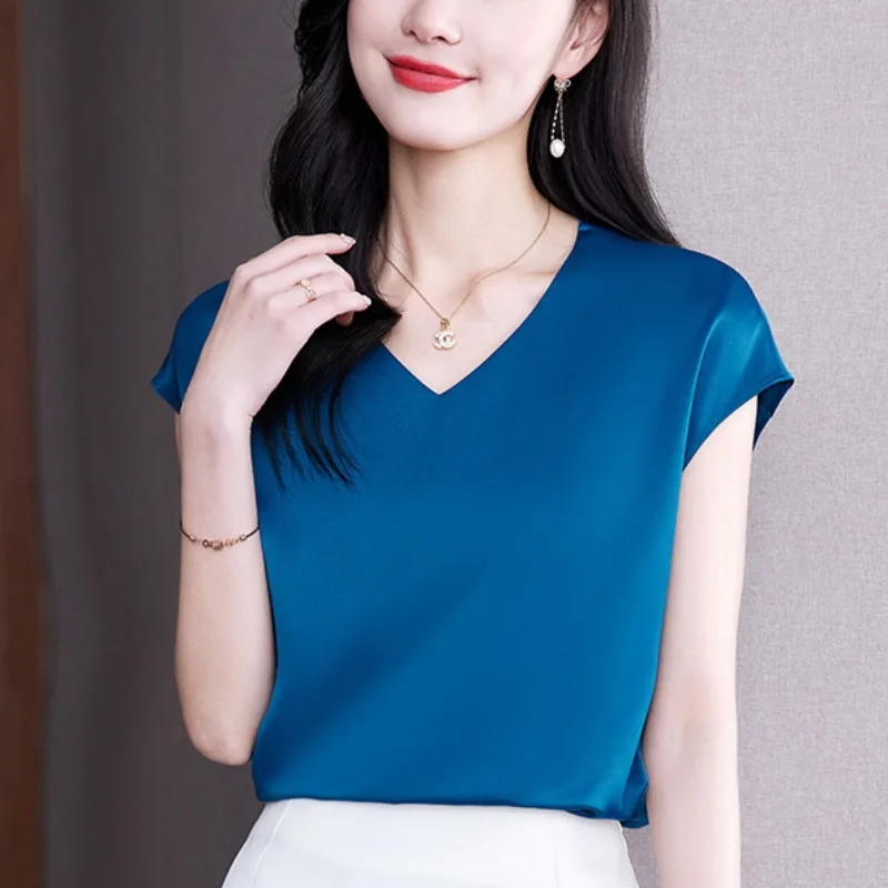 Summer New Style Sleeveless Vest Women Thin Loose Satin T-shirt Base V-neck Chiffon Top Outerwear Commute Korean Version
Summer New Style Sleeveless Vest Women Thin Loose Satin T-shirt Base V-neck Chiffon Top Outerwear Commute Korean Version