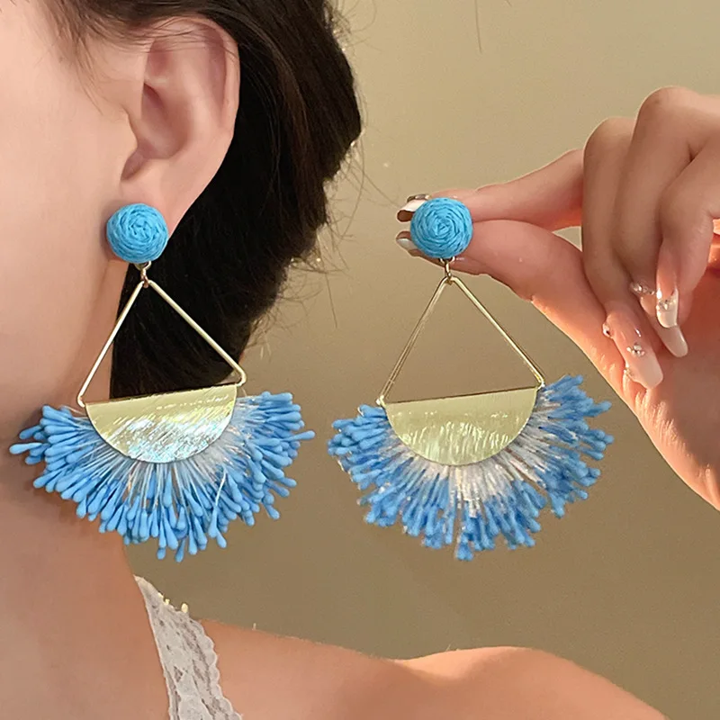 Handmade Woven Raffia Drop Earrings for Women Fan-shaped Earrings Bohemian Summer Beach Vacation Ear Jewelry Girls Gift
Handmade Woven Raffia Drop Earrings for Women Fan-shaped Earrings Bohemian Summer Beach Vacation Ear Jewelry Girls Gift