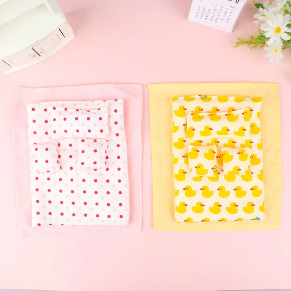 Five-piece Set Lovely Dollhouse Sleeping Blanket Miniature 1:12 Scale Dollhouse Miniature Bed Quilt Pillow
Five-piece Set Lovely Dollhouse Sleeping Blanket Miniature 1:12 Scale Dollhouse Miniature Bed Quilt Pillow