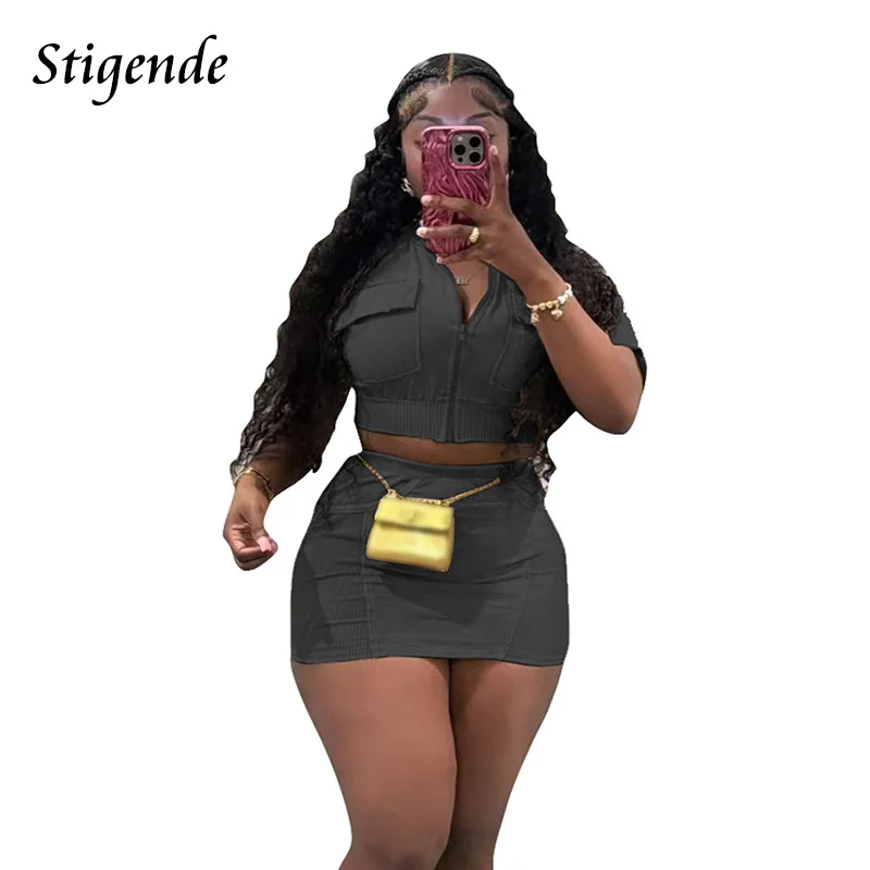 Женский костюм-двойка с юбкой, на молнии 
Женский костюм-двойка с юбкой, на молнии