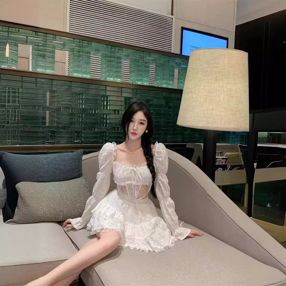 Hollow embroidery bubble sleeve top+high waisted ruffled half skirt lace set retro trend fresh short style
Hollow embroidery bubble sleeve top+high waisted ruffled half skirt lace set retro trend fresh short style