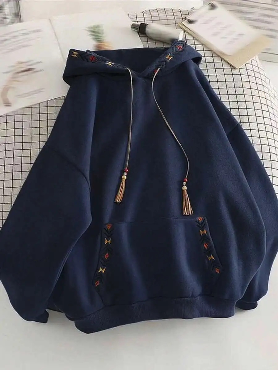 Женская толстовка свободного кроя темно-синего цвета с вышитым этническим узором и завязками-кисточками
Женская толстовка свободного кроя темно-синего цвета с вышитым этническим узором и завязками-кисточками