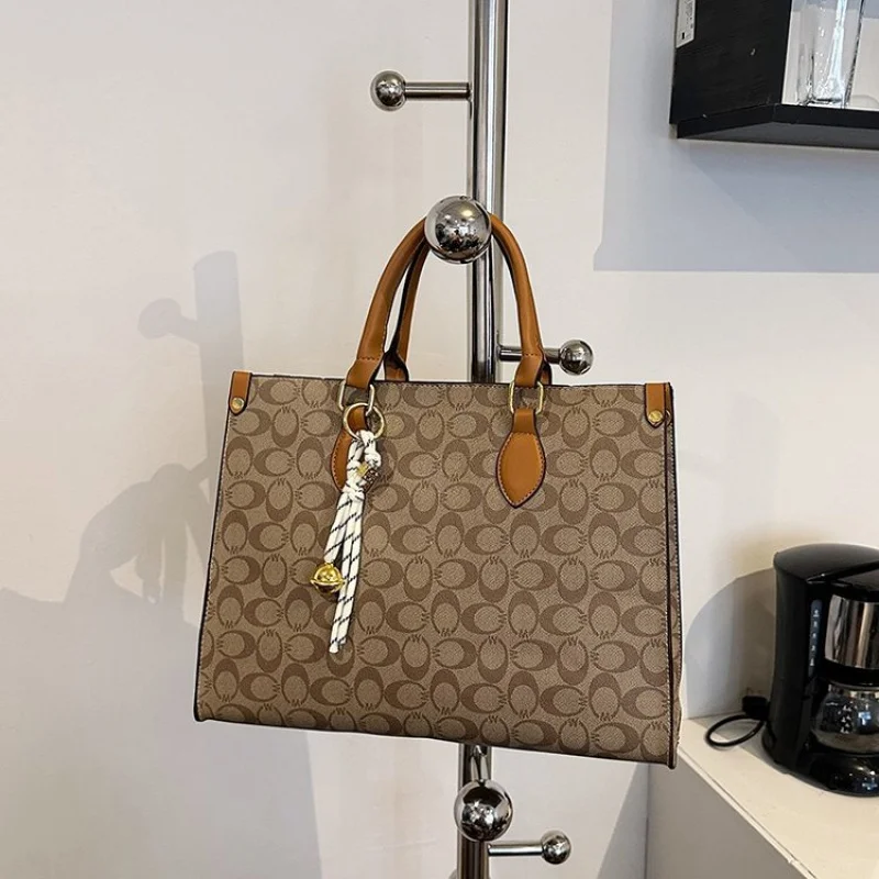 Elegant Ladies Crossbody Handbag Premium Leather Shoulder Bag For Women Designer Tote Purse Classic Brand
Elegant Ladies Crossbody Handbag Premium Leather Shoulder Bag For Women Designer Tote Purse Classic Brand