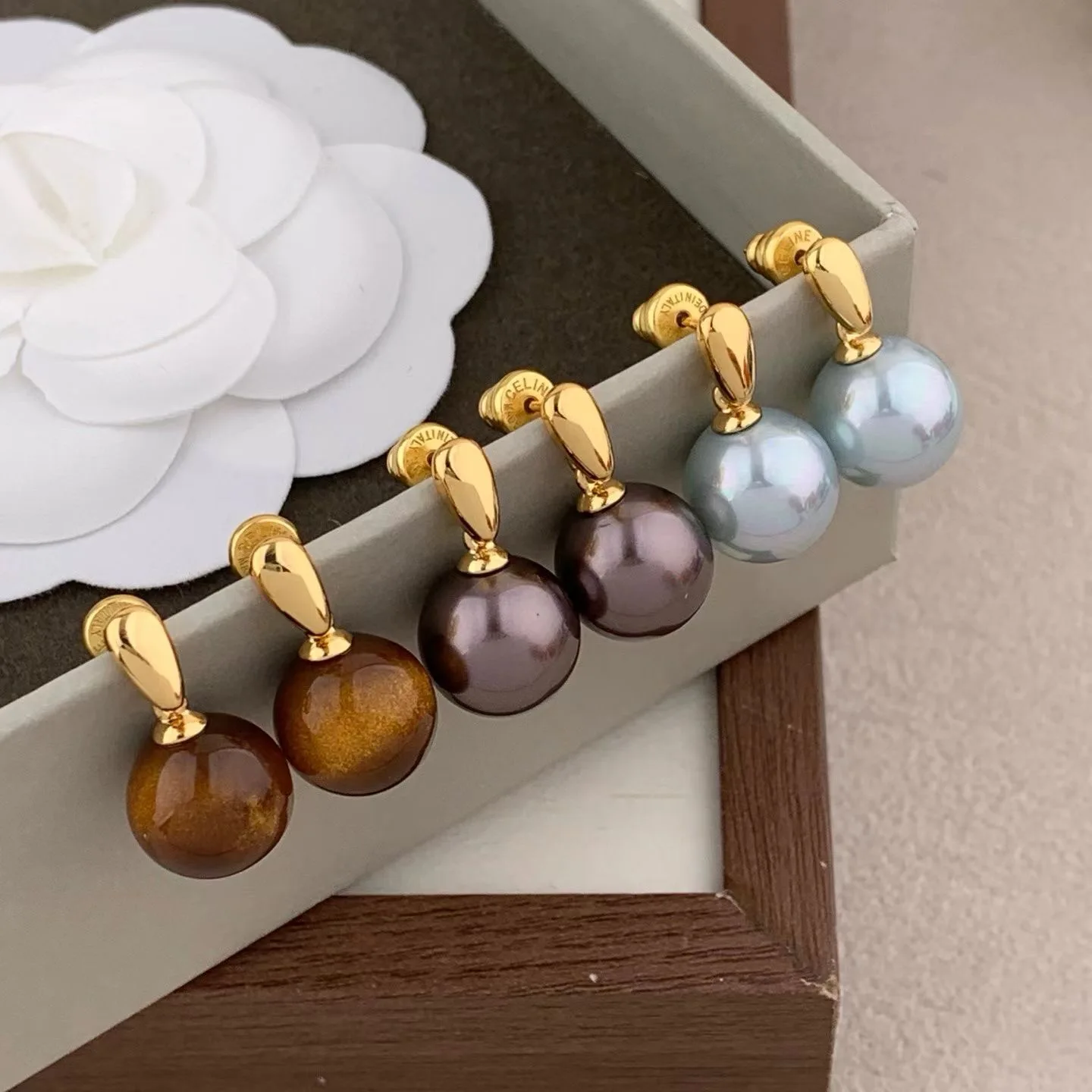 Trendy Vintage Daily pearls earrings for women's girl gift Party Jewelry accessory
Trendy Vintage Daily pearls earrings for women's girl gift Party Jewelry accessory