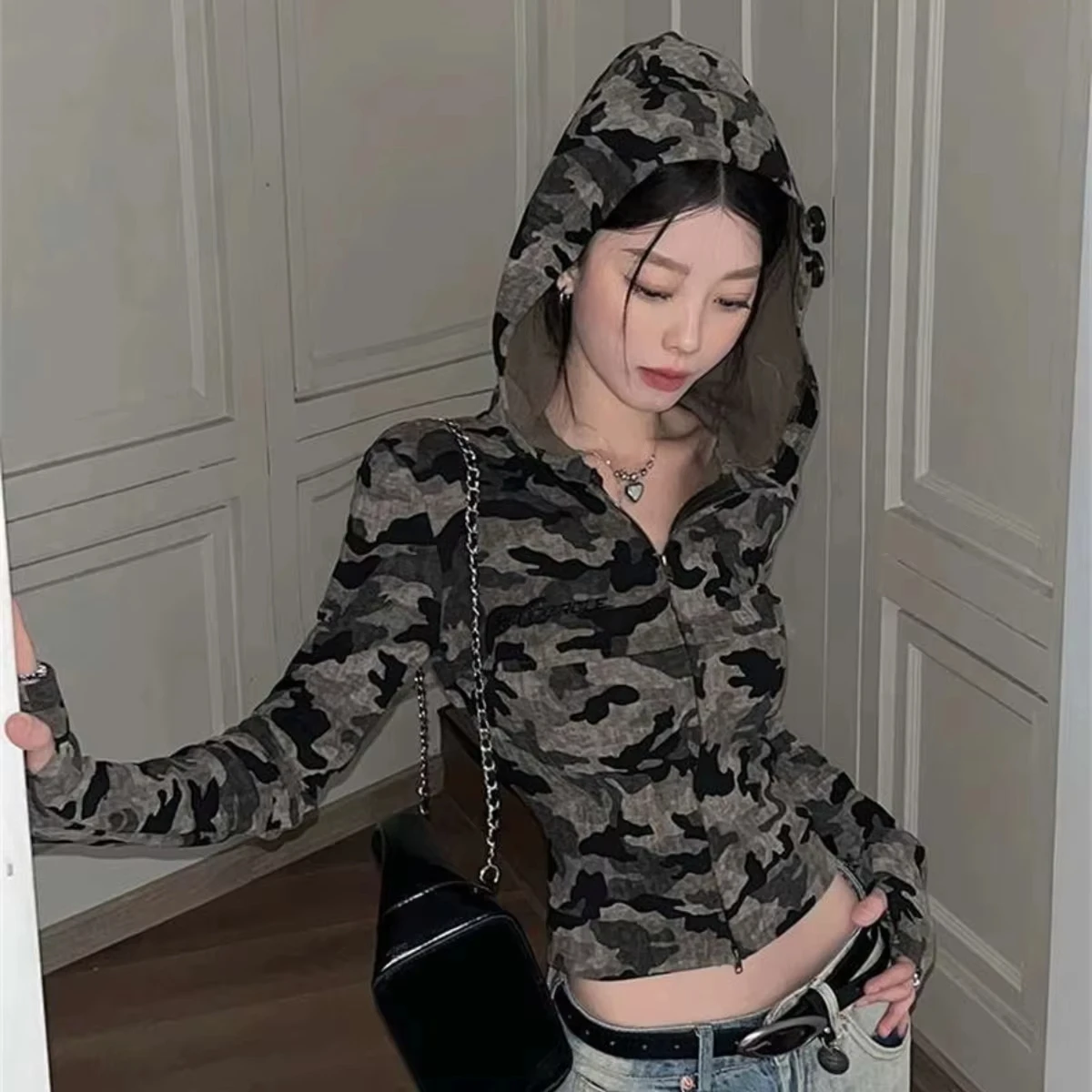 Retro Camo Streetwear Skinny Hooded T-shirts For Women Korean Fashion Camouflage Zipper Up Cropped Tops Chic Autumn Tee Shirts
Retro Camo Streetwear Skinny Hooded T-shirts For Women Korean Fashion Camouflage Zipper Up Cropped Tops Chic Autumn Tee Shirts