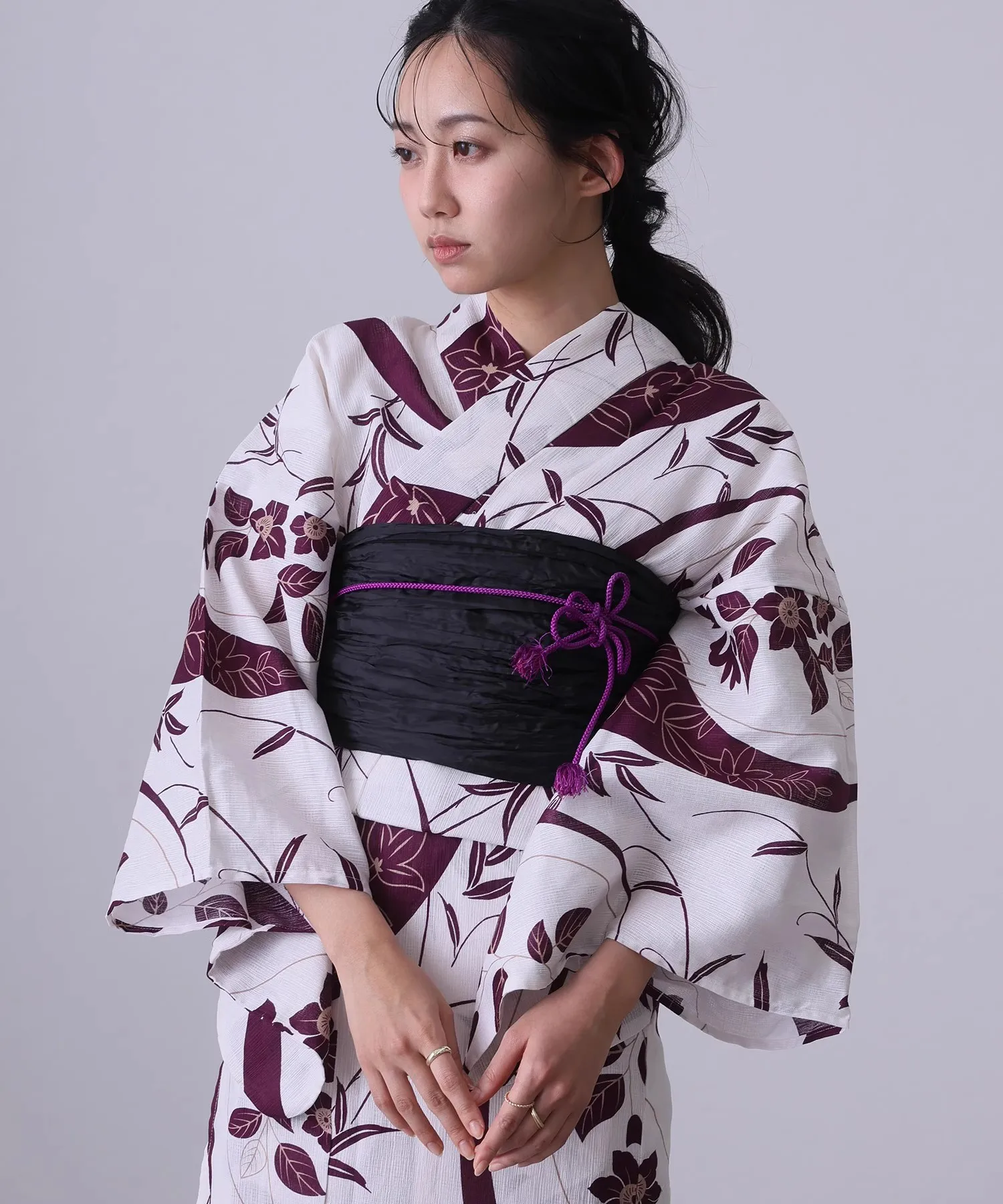 Yukata Traditional Japanese Kimono-style Cotton-Linen Blend Girl's Dress with Classical Red and White Pattern 
Yukata Traditional Japanese Kimono-style Cotton-Linen Blend Girl's Dress with Classical Red and White Pattern