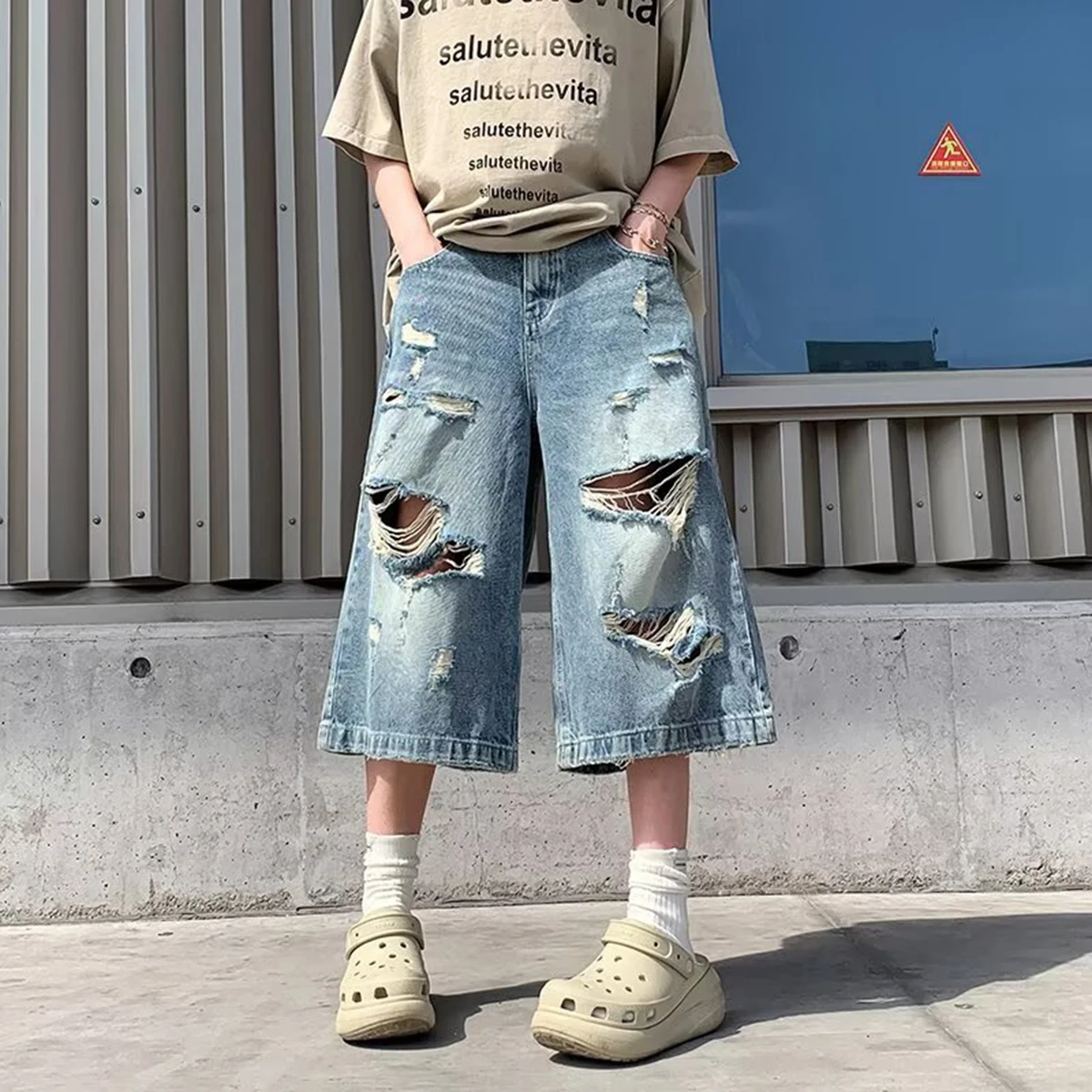Men's ripped denim shorts, high street casual, cool and laid-back, washed, loose-fitting wide-leg, cropped pants
Men's ripped denim shorts, high street casual, cool and laid-back, washed, loose-fitting wide-leg, cropped pants