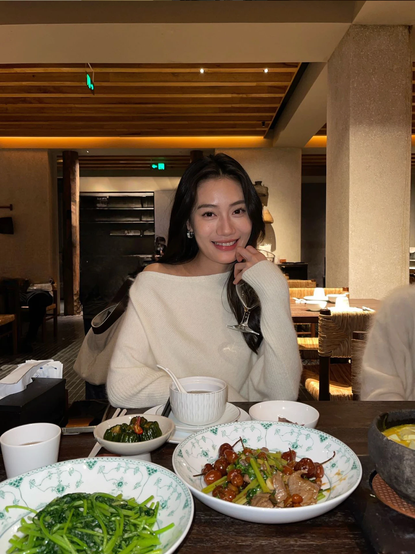 Женский свободный шерстяной свитер на одно плечо, белый, вязаный, модный, стройнящий, зимний, в корейском стиле, повседневная одежда
Женский свободный шерстяной свитер на одно плечо, белый, вязаный, модный, стройнящий, зимний, в корейском стиле, повседневная одежда