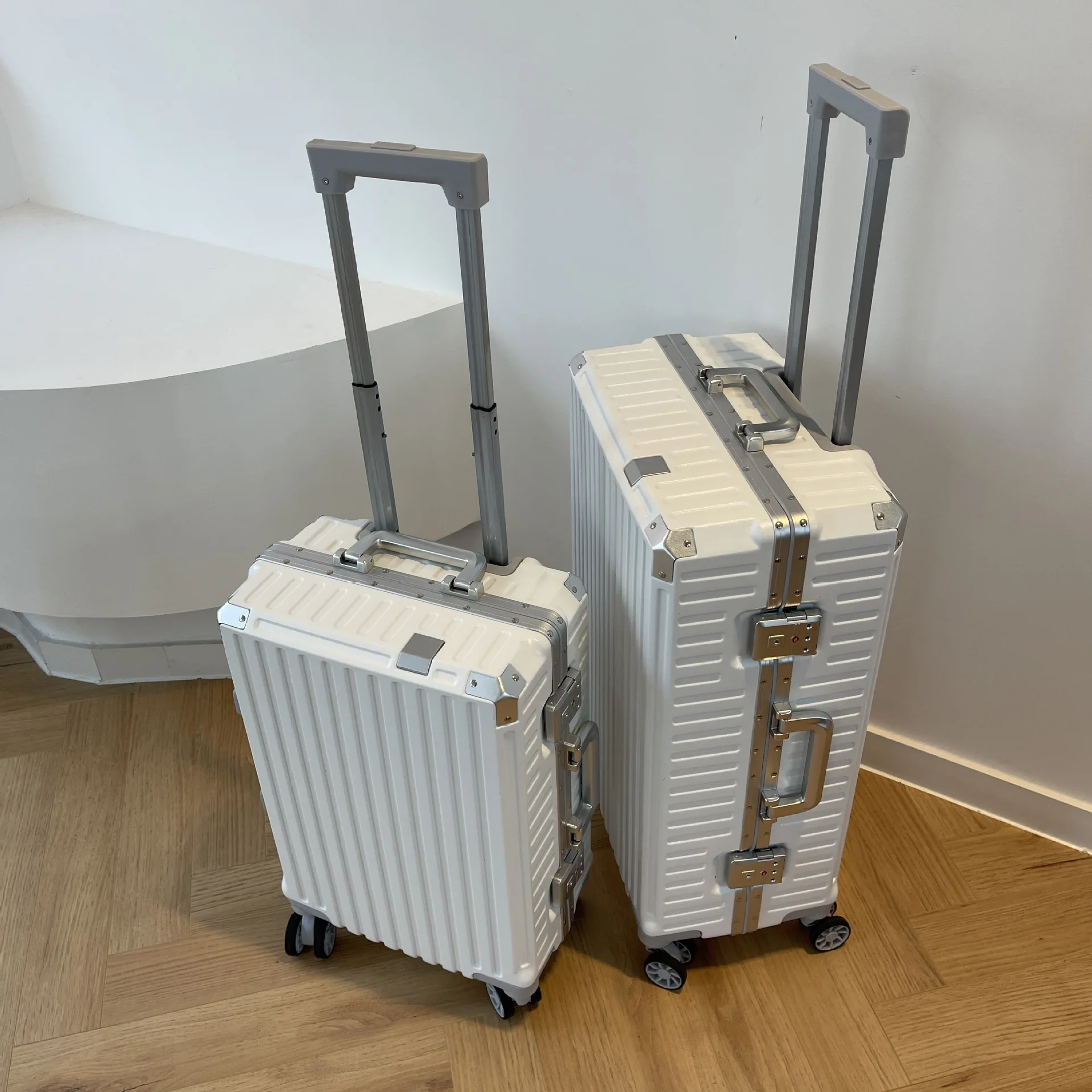 High Aesthetic 24 Inch Aluminum Frame Lage Suitcase with Multi Directional Wheels And Password Lo for Travel And Carry on
High Aesthetic 24 Inch Aluminum Frame Lage Suitcase with Multi Directional Wheels And Password Lo for Travel And Carry on