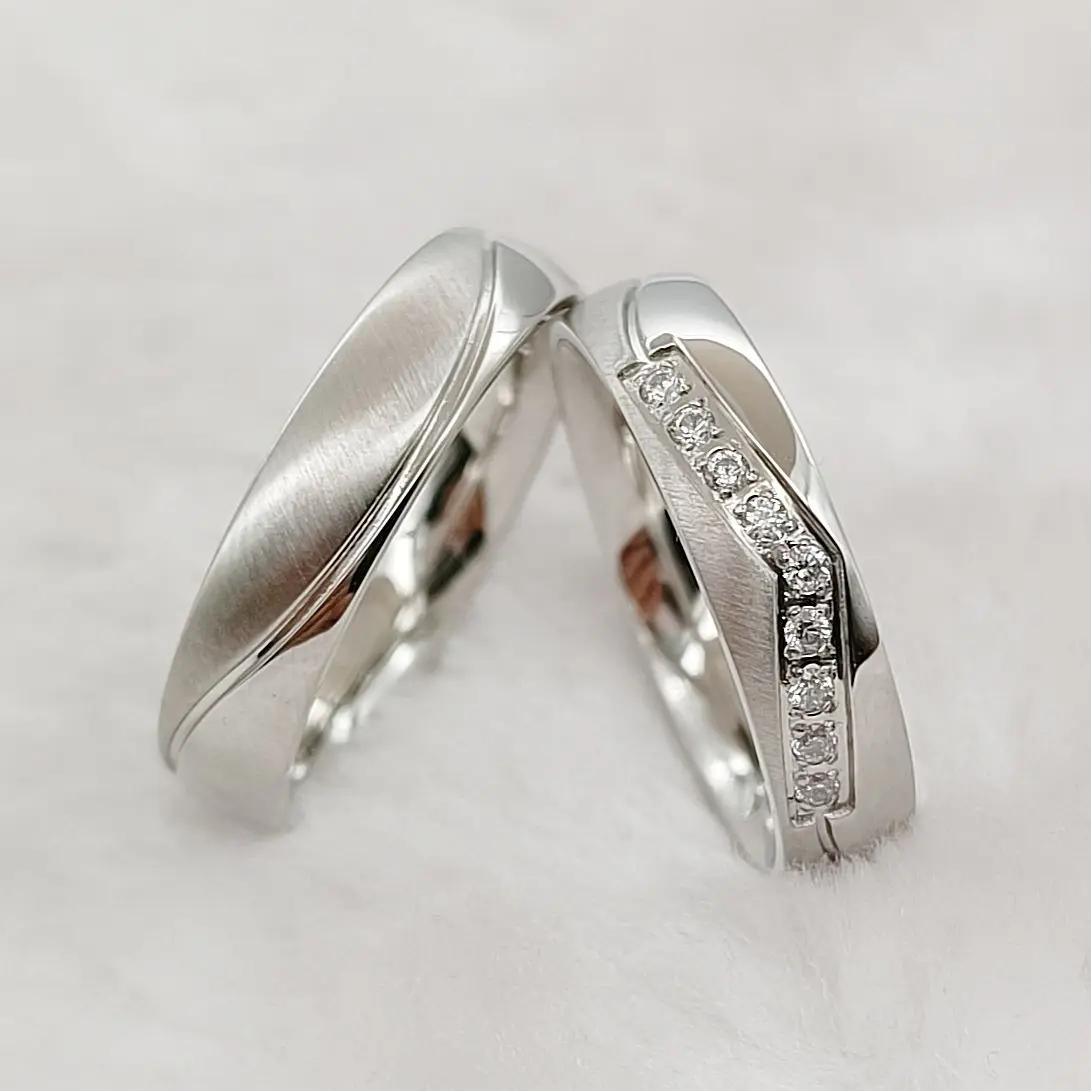 Hypoallergenic No Fading Couple Wedding Rings For Men and Women Alliance Cz Diamond Silver Stainless Steel Jewelry Promise Ring 
Hypoallergenic No Fading Couple Wedding Rings For Men and Women Alliance Cz Diamond Silver Stainless Steel Jewelry Promise Ring