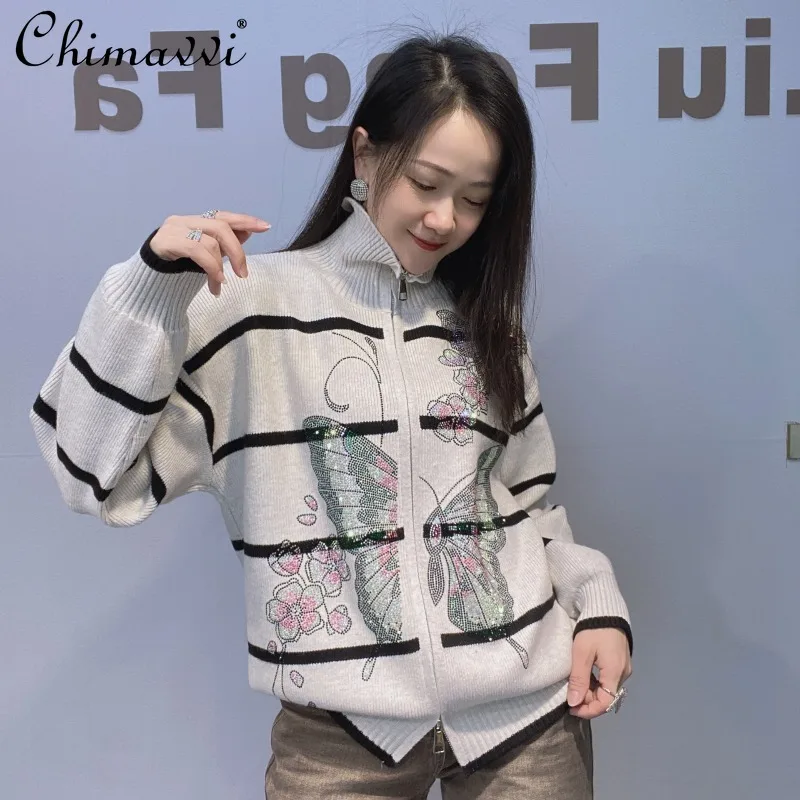 Тяжелый кардиган на молнии со стразами, женский весенний модный свободный полосатый свитер с воротником-стойкой и длинными рукавами, вязаное пальто
Тяжелый кардиган на молнии со стразами, женский весенний модный свободный полосатый свитер с воротником-стойкой и длинными рукавами, вязаное пальто