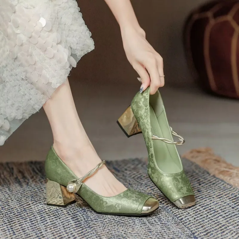 High heels women's new Chinese style Mary Jane women's shoes paired with Chinese style single shoes paired with skirts and shoes
High heels women's new Chinese style Mary Jane women's shoes paired with Chinese style single shoes paired with skirts and shoes