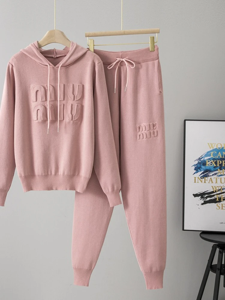 European and American style embossed fashion niche suit hooded fashion sweater+loose knit casual sports pants 2-piece set
European and American style embossed fashion niche suit hooded fashion sweater+loose knit casual sports pants 2-piece set