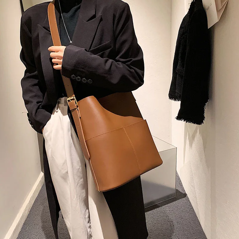 New Women's Bag Large Capacity Crossbody Bag Bucket Bag Women's Fixed Simple Shoulder Bag
New Women's Bag Large Capacity Crossbody Bag Bucket Bag Women's Fixed Simple Shoulder Bag