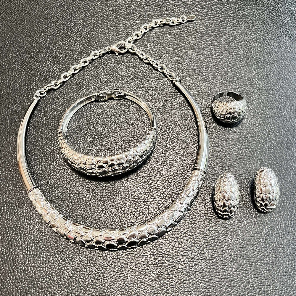 Edgy Textured Crocodile Silver Tone Jewelry Set Statement Choker Necklace Earrings Bracelet Ring for Women
Edgy Textured Crocodile Silver Tone Jewelry Set Statement Choker Necklace Earrings Bracelet Ring for Women