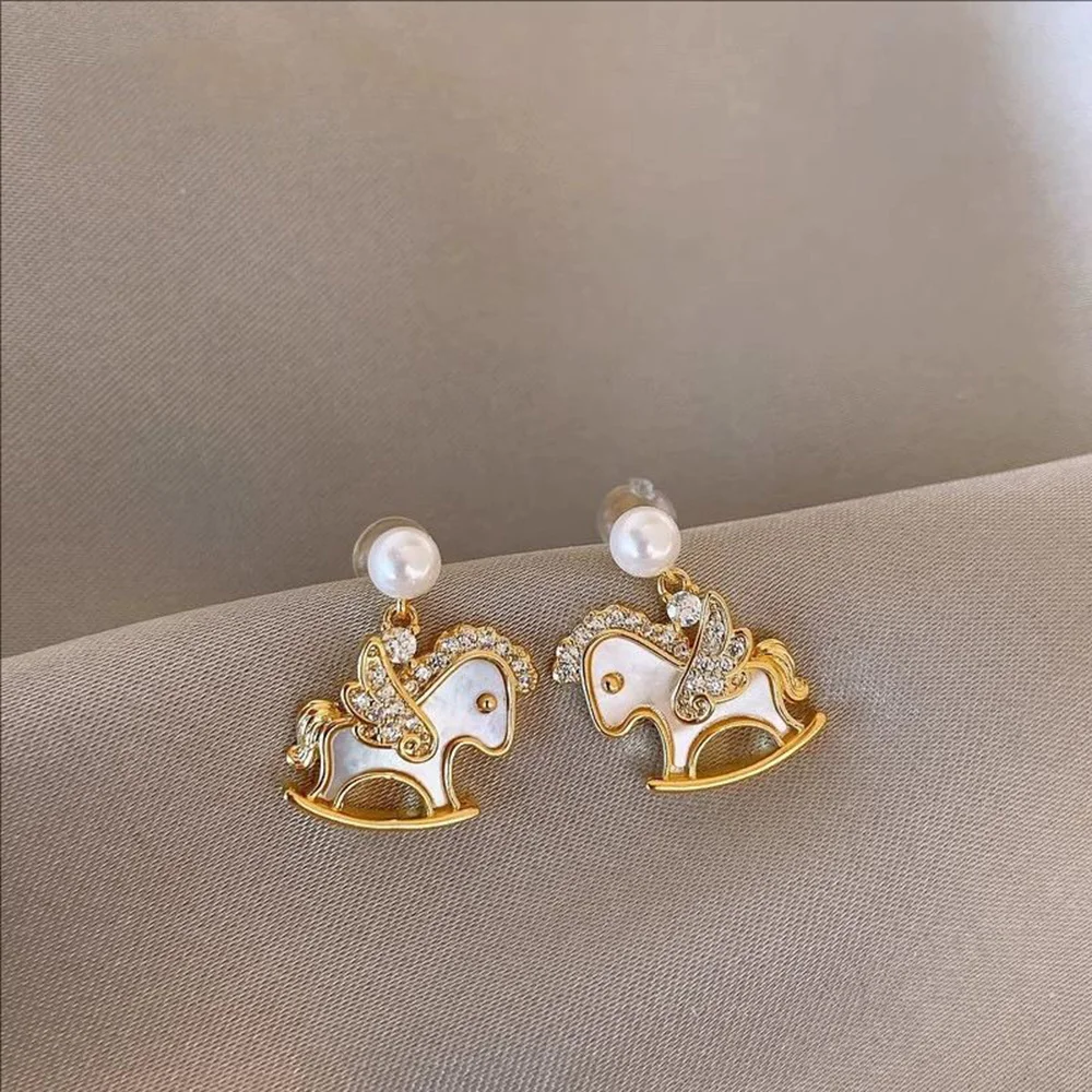 True Golden Electroplated Silvery Needle Zirconia Shell Horse Studs Luxurious and High-end Earrings For Women
True Golden Electroplated Silvery Needle Zirconia Shell Horse Studs Luxurious and High-end Earrings For Women
