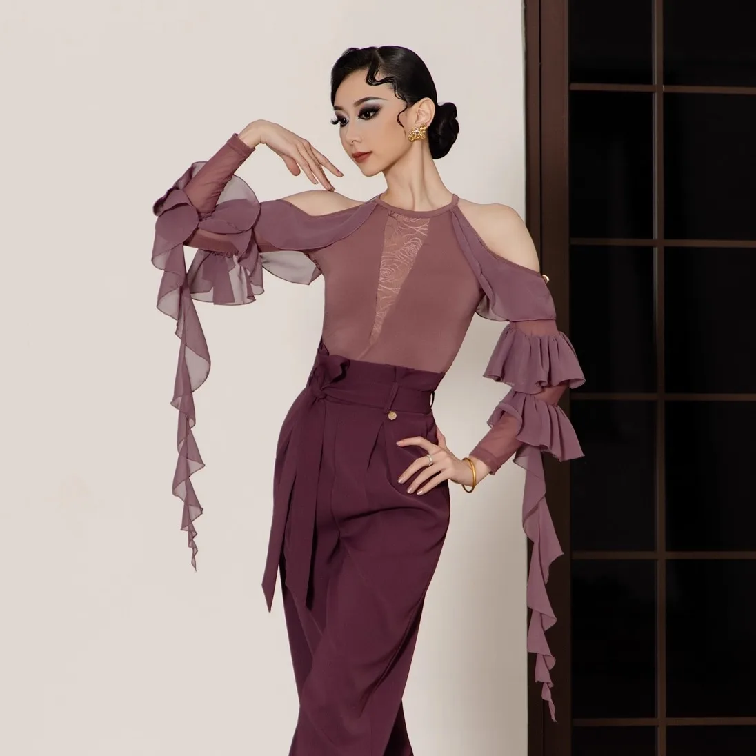 Новинка 2023 года, топы для современных танцев для женщин, рубашки с длинными рукавами из плавающей пряжи, одежда для занятий латинскими танцами, костюмы для взрослых, латинские костюмы XH3778
Новинка 2023 года, топы для современных танцев для женщин, рубашки с длинными рукавами из плавающей пряжи, одежда для занятий латинскими танцами, костюмы для взрослых, латинские костюмы XH3778