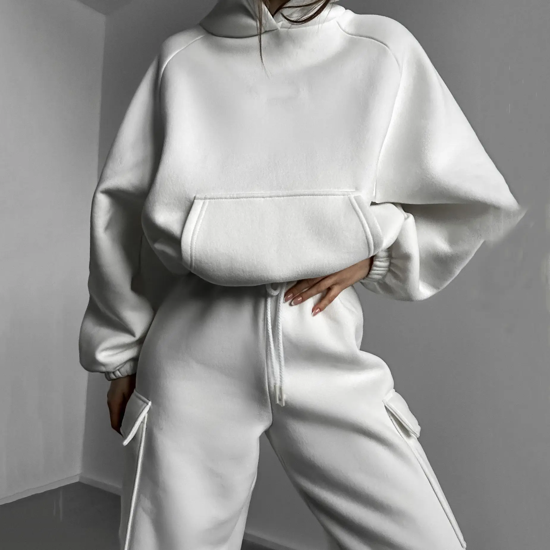 Осенняя свободная толстовка с воротником-стойкой на молнии и длинными рукавами, куртка + спортивные брюки, комплект из двух предметов, женская одежда 2025 г. 
Осенняя свободная толстовка с воротником-стойкой на молнии и длинными рукавами, куртка + спортивные брюки, комплект из двух предметов, женская одежда 2025 г.