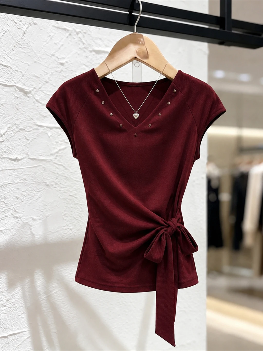 Stylish V-Neck Waist-Cinching Top Trendy Short Sleeve T-Shirt Versatile Small Shirt Summer Fashion Slimming Effect Poetic Lin
Stylish V-Neck Waist-Cinching Top Trendy Short Sleeve T-Shirt Versatile Small Shirt Summer Fashion Slimming Effect Poetic Lin