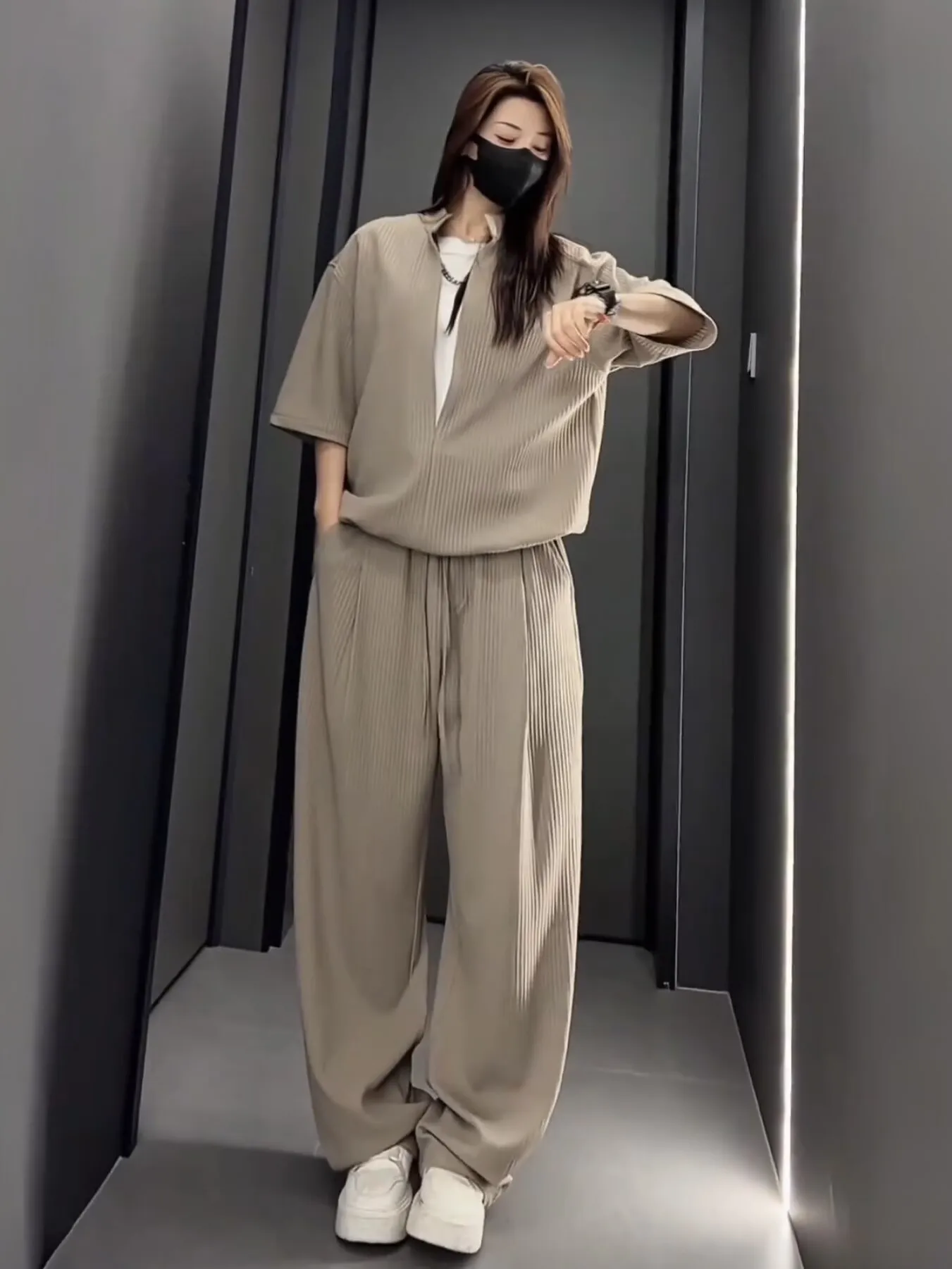 Summer New Casual Sportswear Set Men's Loose Short Sleeve Long Pants Two-Piece Suit Comfortable Lazy Style Polyester Fiber
Summer New Casual Sportswear Set Men's Loose Short Sleeve Long Pants Two-Piece Suit Comfortable Lazy Style Polyester Fiber
