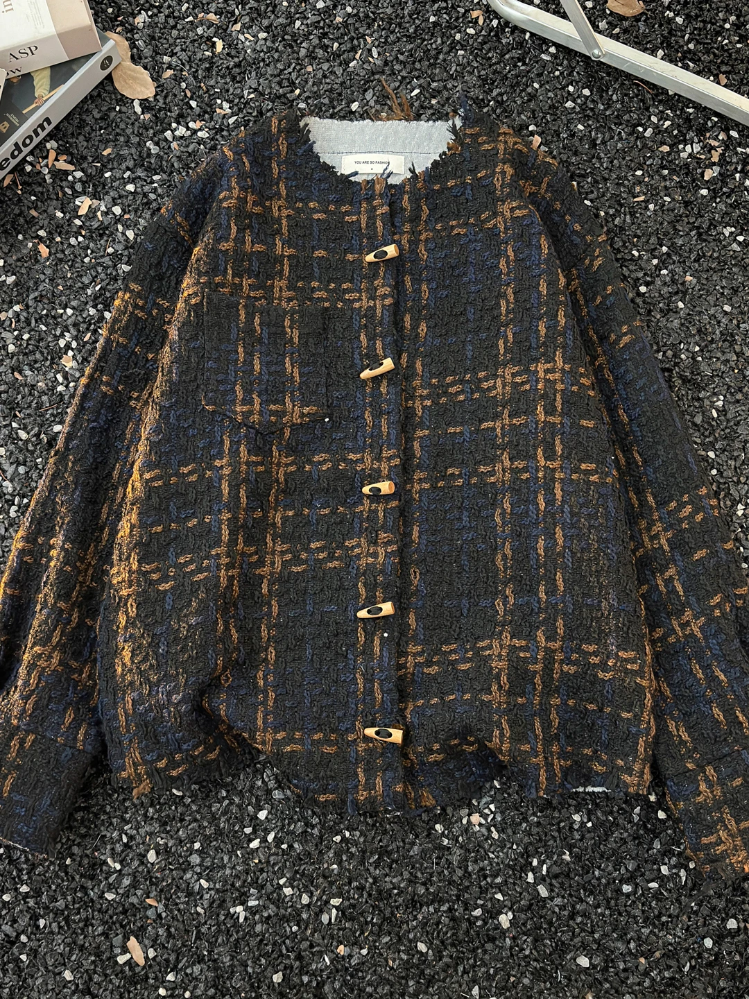 Шерстяной топ в клетку в стиле ретро с роговими пуговицами или Sle для мужчин и женщин, теплый зимний топ американского бренда
Шерстяной топ в клетку в стиле ретро с роговими пуговицами или Sle для мужчин и женщин, теплый зимний топ американского бренда