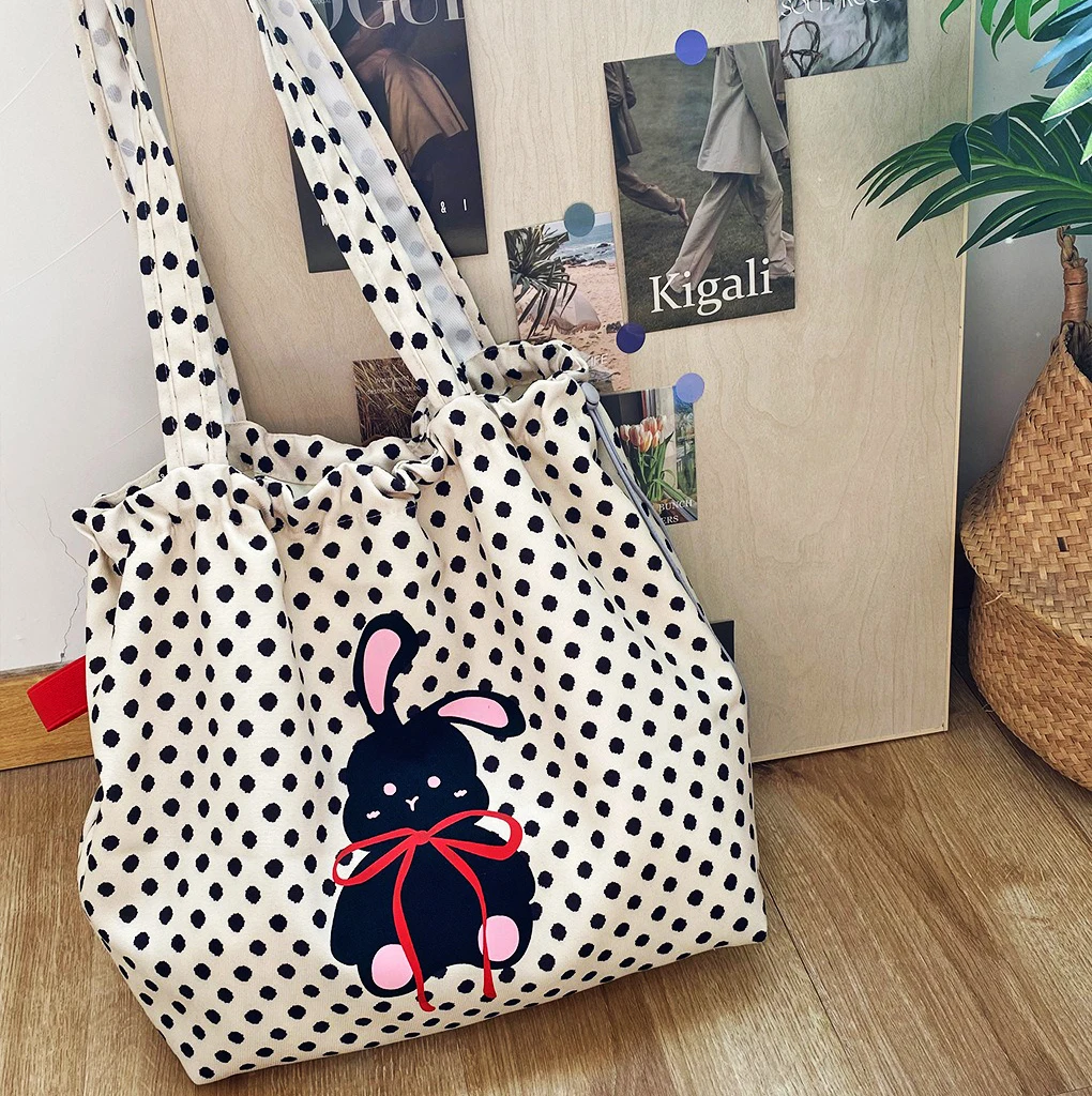 Cute Rabbit Large Capacity Single Shoulder Bag Fresh Polyester Fiber Lining College Style Tote Bag Soft Material For Students
Cute Rabbit Large Capacity Single Shoulder Bag Fresh Polyester Fiber Lining College Style Tote Bag Soft Material For Students