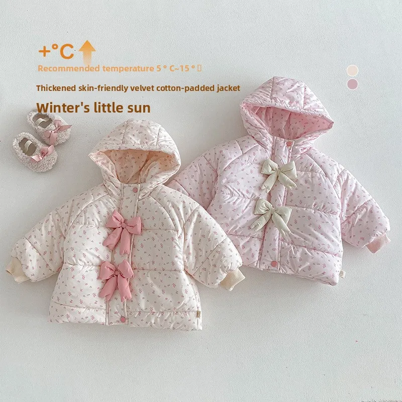 Girls' Floral Cotton Jacket 2025 New Winter Baby Korean Version Hooded Jacket with Cotton Clip, Children's Bowtie Cotton Jacket
Girls' Floral Cotton Jacket 2025 New Winter Baby Korean Version Hooded Jacket with Cotton Clip, Children's Bowtie Cotton Jacket