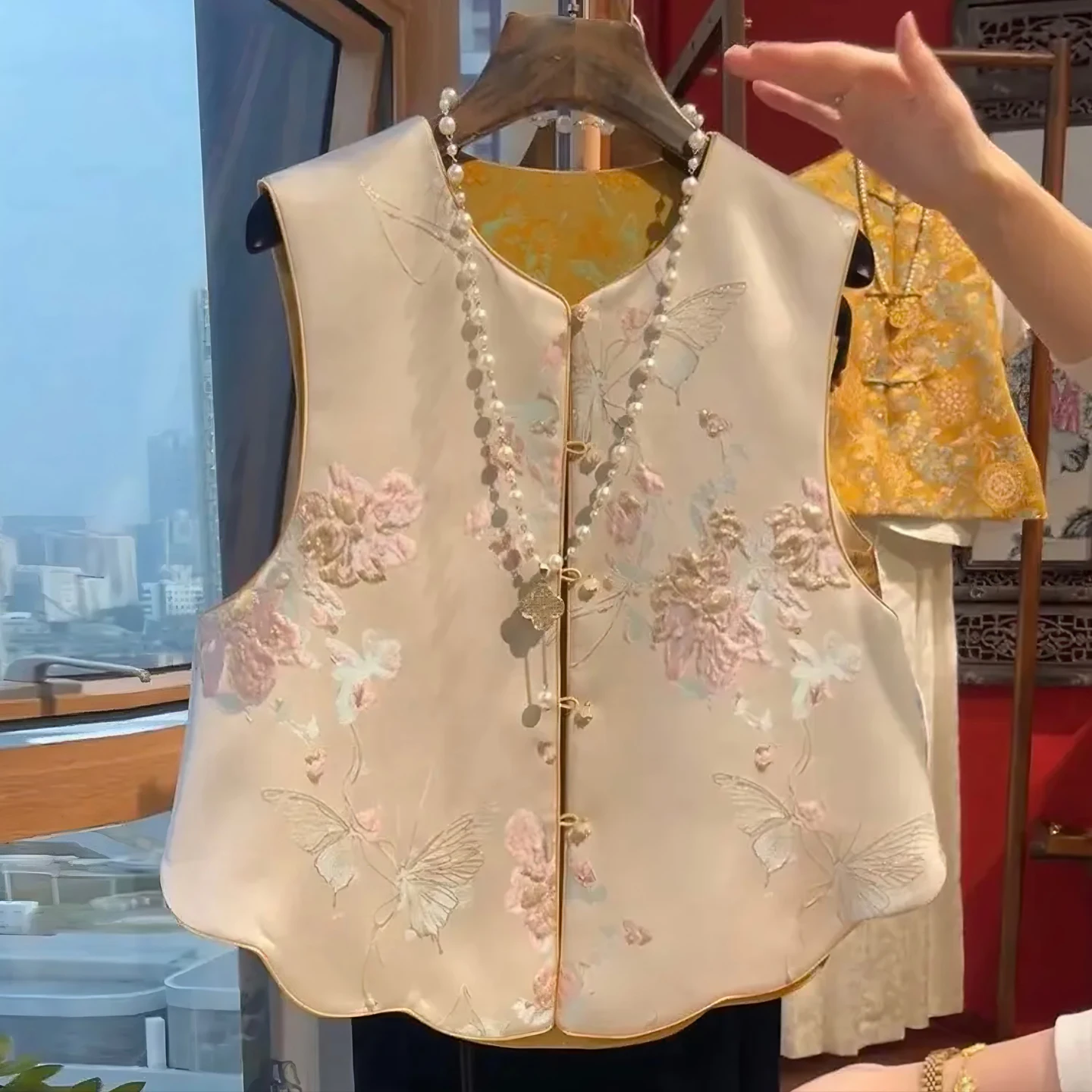 New Chinese Style Two-Sided Wearable Silk Satin Embroidered Vest Women's Sleeveless Outerwear Shoulder Pad Song Jin Button
New Chinese Style Two-Sided Wearable Silk Satin Embroidered Vest Women's Sleeveless Outerwear Shoulder Pad Song Jin Button