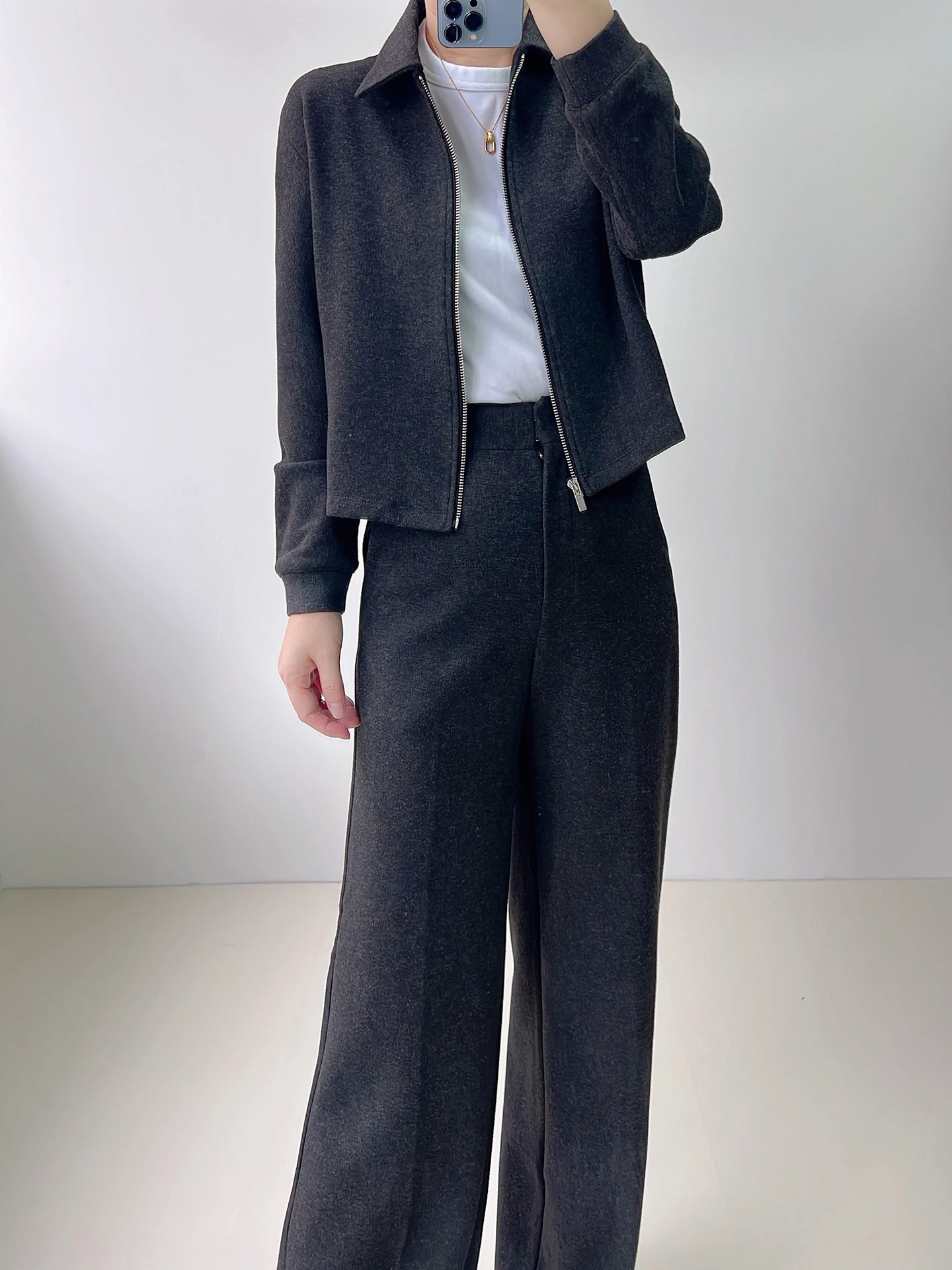 Модный зимний комплект: женская короткая куртка, брюки с высокой талией, прямые брюки, расклешенные брюки с разрезами, брюки с отворотами.
Модный зимний комплект: женская короткая куртка, брюки с высокой талией, прямые брюки, расклешенные брюки с разрезами, брюки с отворотами.