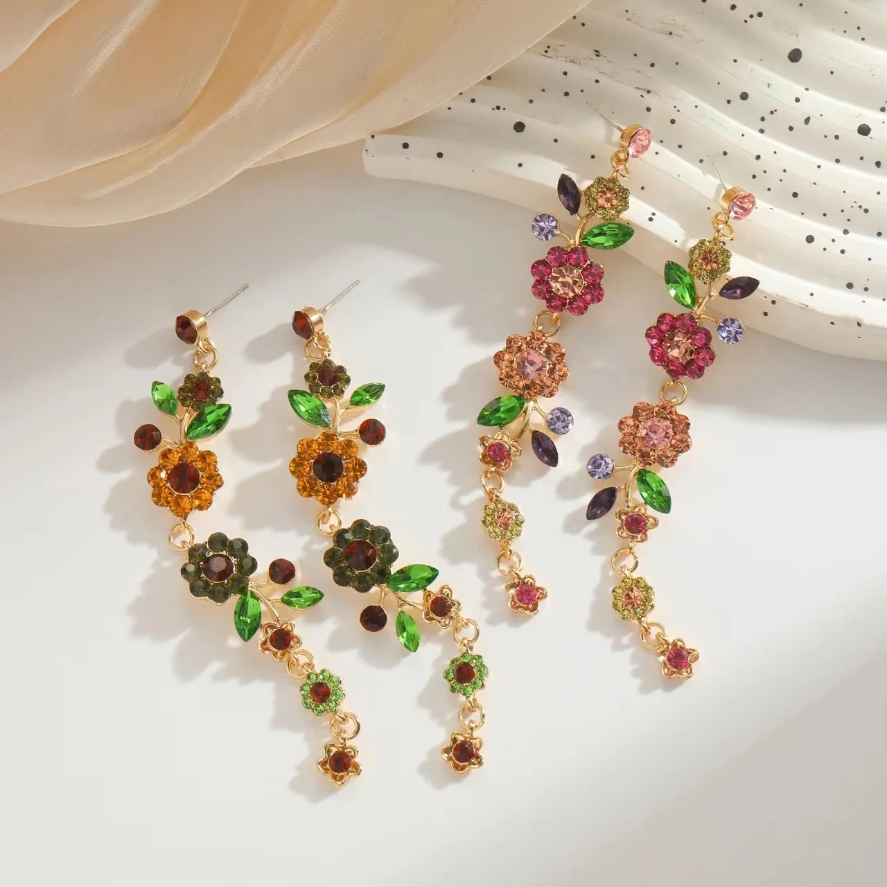 2 pairs/ Bag Glittering Multicolor Red Green Cubic Zircon Jewelry Flowers Long Dangling Drop Women Earrings
2 pairs/ Bag Glittering Multicolor Red Green Cubic Zircon Jewelry Flowers Long Dangling Drop Women Earrings