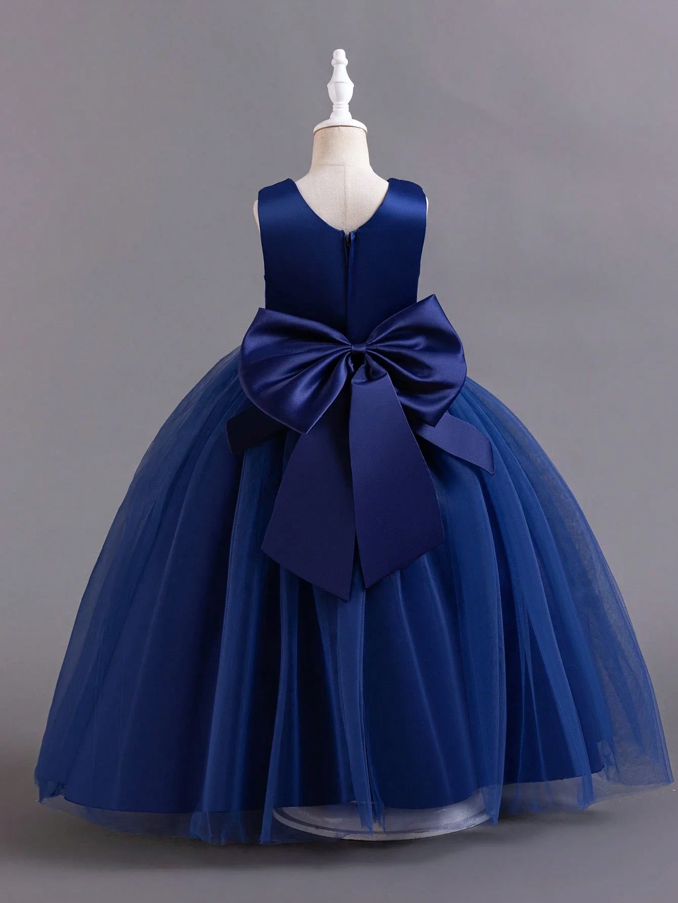 Длинное платье-принцесса без рукавов с большим бантом для торжественных мероприятий и свадеб
Длинное платье-принцесса без рукавов с большим бантом для торжественных мероприятий и свадеб