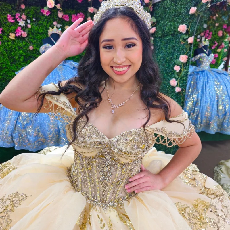 Платье Quinceanera цвета шампанского с открытыми плечами, кружевное многослойное кристаллическое блестящее платье с длинным хвостом и бантом, платья de 15, Quinceanera Настроить
Платье Quinceanera цвета шампанского с открытыми плечами, кружевное многослойное кристаллическое блестящее платье с длинным хвостом и бантом, платья de 15, Quinceanera Настроить