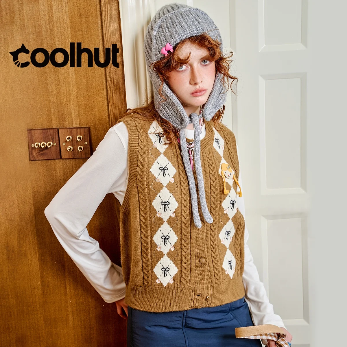 COOLHUT Luxury Brand Women's 2025 American Vintage Color Block Diamond Jacquard Knit Vest Round Neck Spring Casual Layering Top
COOLHUT Luxury Brand Women's 2025 American Vintage Color Block Diamond Jacquard Knit Vest Round Neck Spring Casual Layering Top
