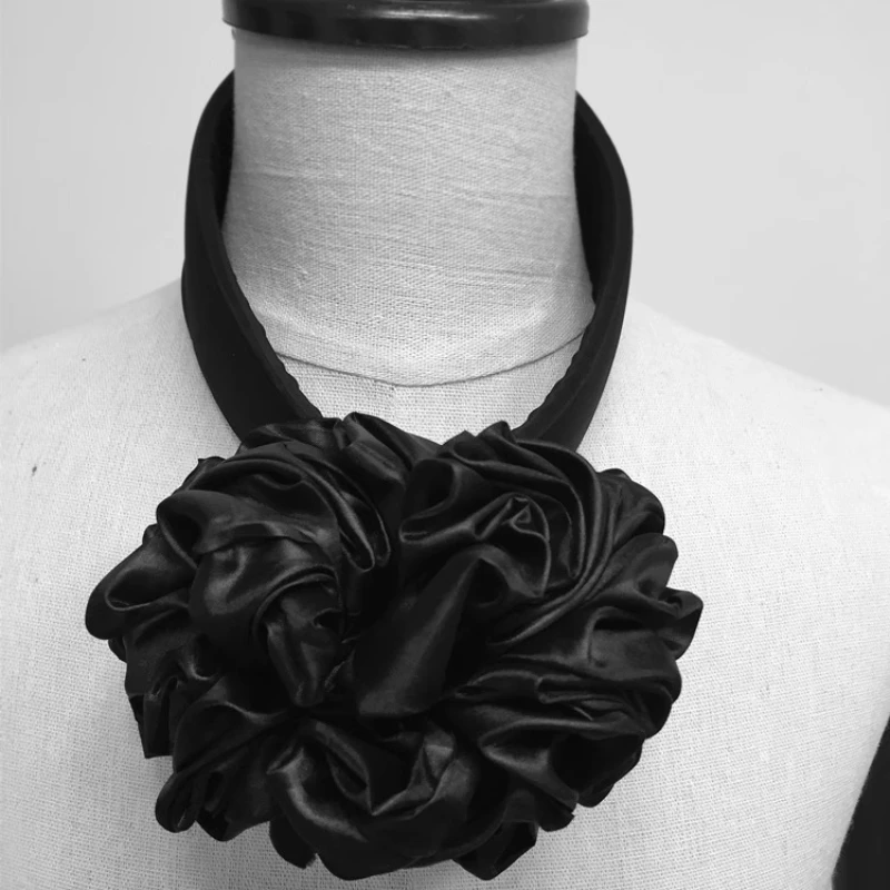 Sichuan Opera face-changing neck flower, big red collar flower, occlusion magic props, handmade, red silk cloth
Sichuan Opera face-changing neck flower, big red collar flower, occlusion magic props, handmade, red silk cloth