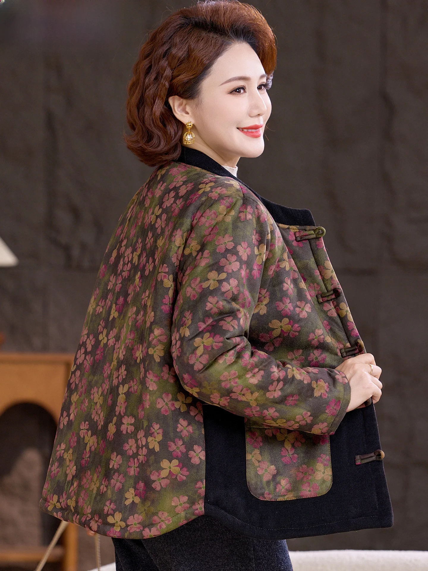 Утепленное хлопковое пальто для женщин, зимнее, теплое, с цветочным принтом, приталенное, в китайском стиле, из полиэфирного волокна, для женщин среднего возраста
Утепленное хлопковое пальто для женщин, зимнее, теплое, с цветочным принтом, приталенное, в китайском стиле, из полиэфирного волокна, для женщин среднего возраста