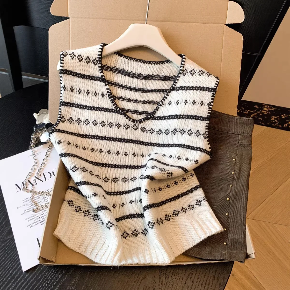 2026 Spring and Summer New Temperament Personality Striped Contrasting Color Jacquard V-neck Sleeveless Stacked Knitted Vest
2026 Spring and Summer New Temperament Personality Striped Contrasting Color Jacquard V-neck Sleeveless Stacked Knitted Vest