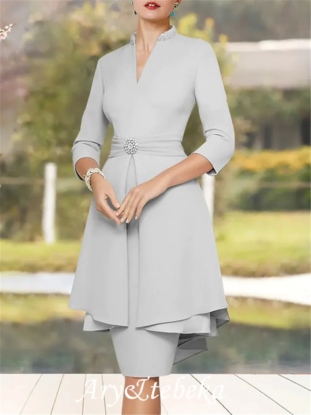 Mother of the Bride Dress Elegant V Neck Knee Length Stretch Chiffon 3/4 Length Sleeve with Beading Crystal Brooch
Mother of the Bride Dress Elegant V Neck Knee Length Stretch Chiffon 3/4 Length Sleeve with Beading Crystal Brooch