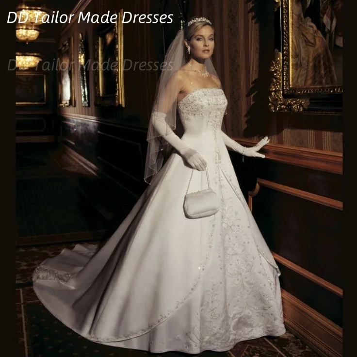 Elegant Embroidery Wedding Dress Ivory Strapless Princess Bridal Gown Sleeveless Satin Bride Formal Wear Corset Customized
Elegant Embroidery Wedding Dress Ivory Strapless Princess Bridal Gown Sleeveless Satin Bride Formal Wear Corset Customized