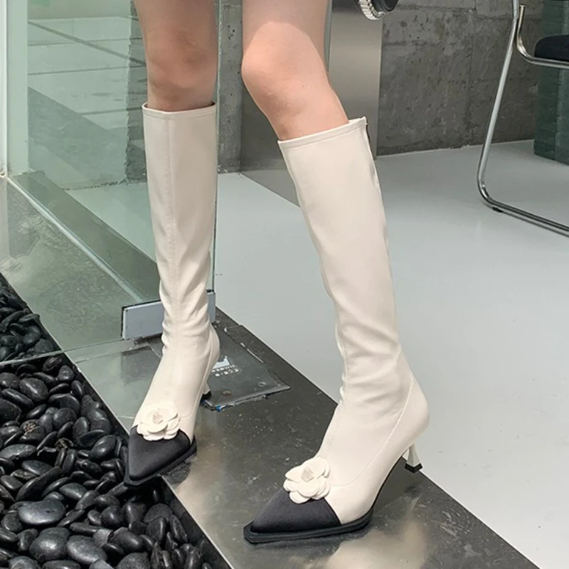 Новинка 2025, белые длинные сапоги до колена с украшением в виде камелии для женщин, тонкие эластичные сапоги во французском стиле с острым носком и молнией сзади
Новинка 2025, белые длинные сапоги до колена с украшением в виде камелии для женщин, тонкие эластичные сапоги во французском стиле с острым носком и молнией сзади