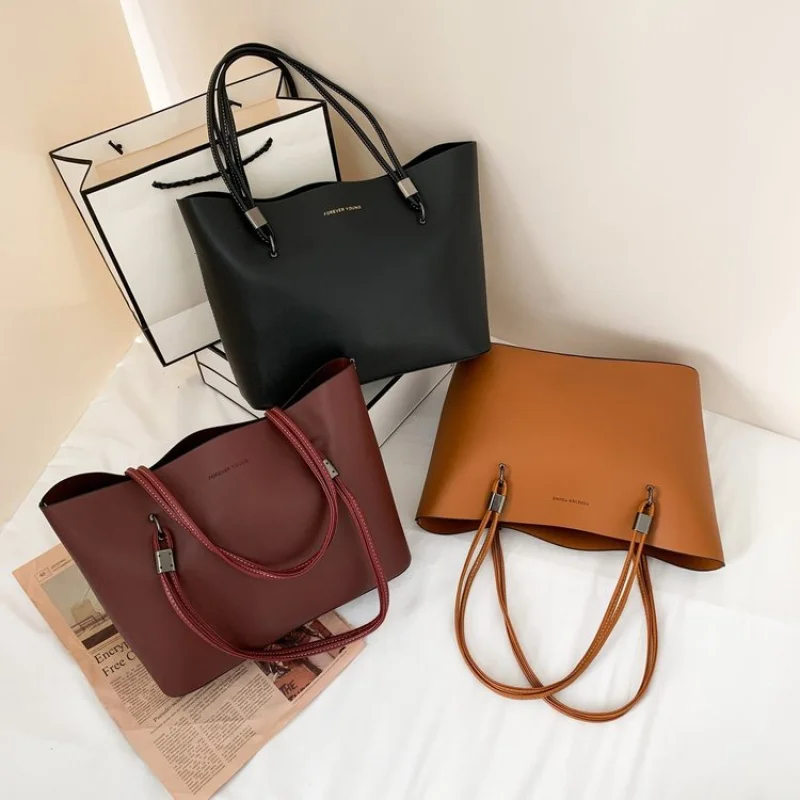 Женская стильная кожаная сумка через плечо, элегантная женская сумка известного дизайнера, люксовый бренд, классика 
Женская стильная кожаная сумка через плечо, элегантная женская сумка известного дизайнера, люксовый бренд, классика