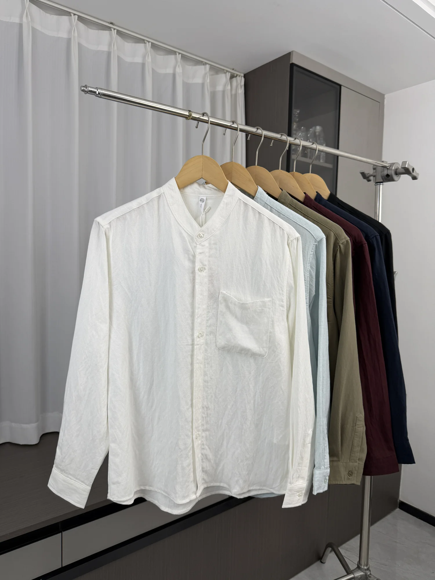 New Chinese Style Stand Collar Long Sleeve Men's Shirt Retro Elegant Old Money Pocket Design Business Commuting Summer Shirt
New Chinese Style Stand Collar Long Sleeve Men's Shirt Retro Elegant Old Money Pocket Design Business Commuting Summer Shirt