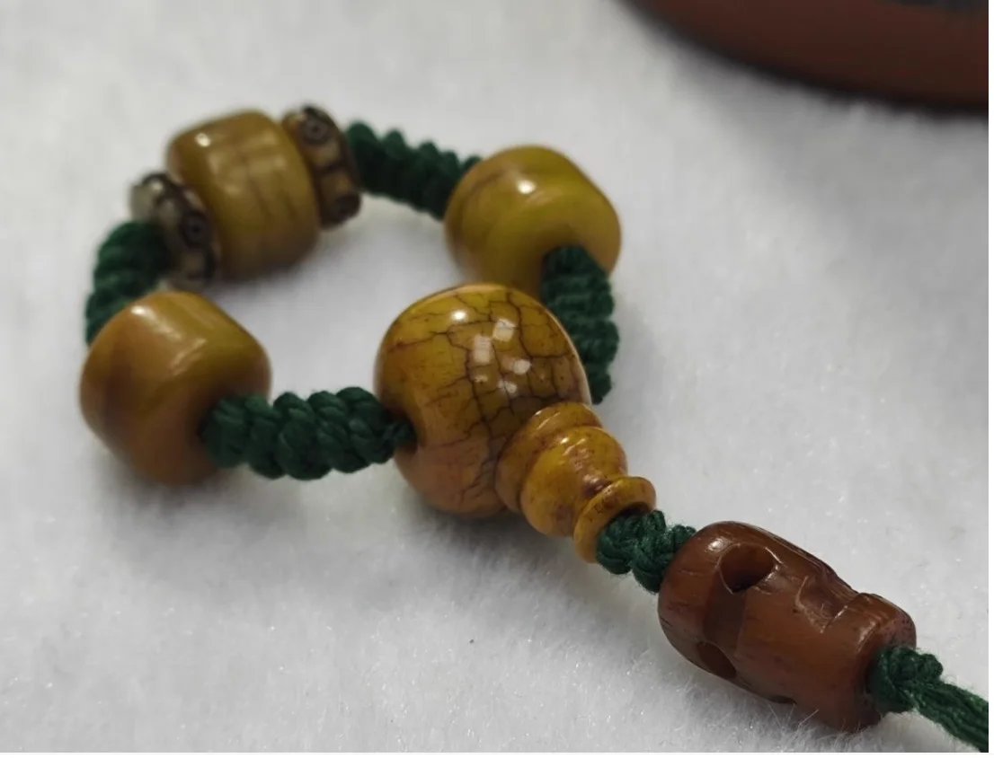 Natural cow bone carving three-way Buddha head set, cow bone three-way set DIY long string handle ornaments pendant carving
Natural cow bone carving three-way Buddha head set, cow bone three-way set DIY long string handle ornaments pendant carving