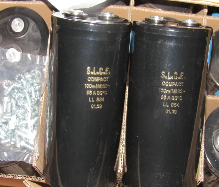 France, big pond 63V 100000UF bronzing word class A machine filter electrolytic capacitor
France, big pond 63V 100000UF bronzing word class A machine filter electrolytic capacitor