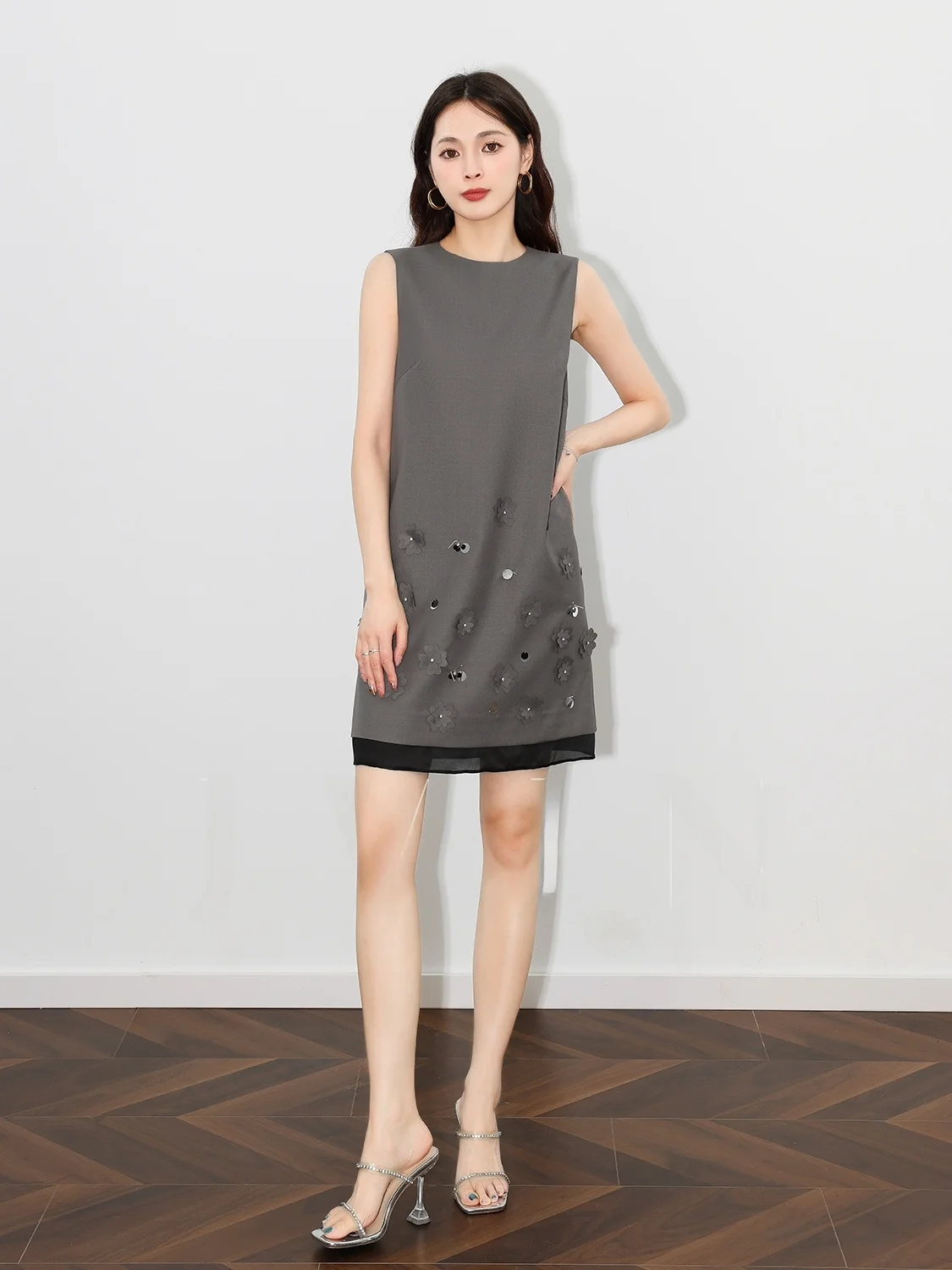 Gray Heavy Embellished 3D Patchwork Sleeveless Vest Dress Women Summer Unique Design Short Skirt H-Line round Neck Pullover
Gray Heavy Embellished 3D Patchwork Sleeveless Vest Dress Women Summer Unique Design Short Skirt H-Line round Neck Pullover