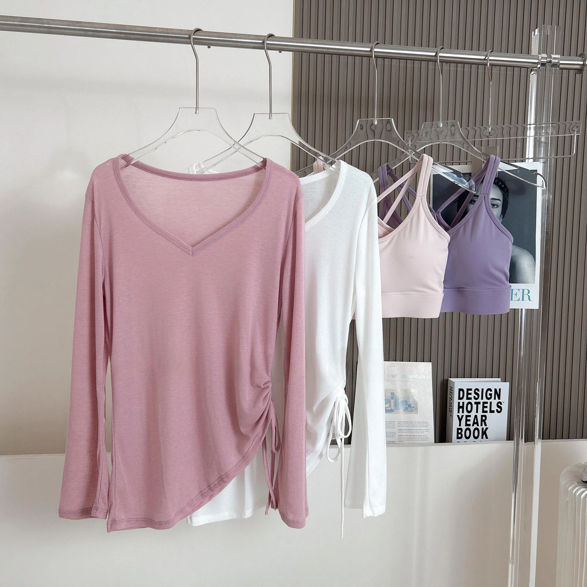 Женский комплект спортивной одежды для йоги с длинными рукавами, свободного кроя, быстросохнущий, дышащий, для бега и фитнеса, весенний сезон
Женский комплект спортивной одежды для йоги с длинными рукавами, свободного кроя, быстросохнущий, дышащий, для бега и фитнеса, весенний сезон